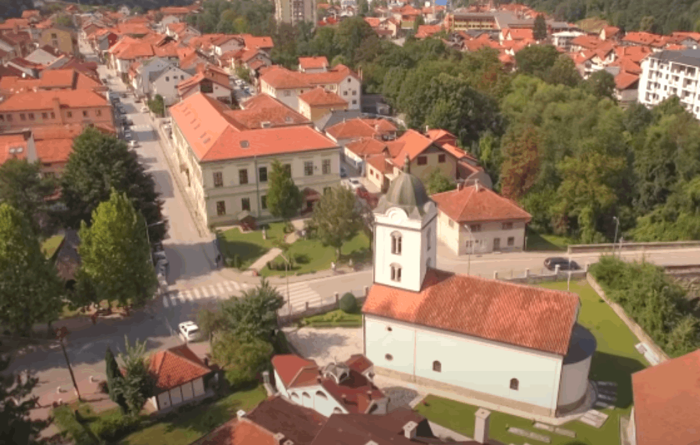 JOŠ JEDNA SMRT NA PUTU: Mladić (18) poginuo kad je <span style='color:red;'><b>sleteo auto</b></span>mobilom u kanal kod Ivanjice